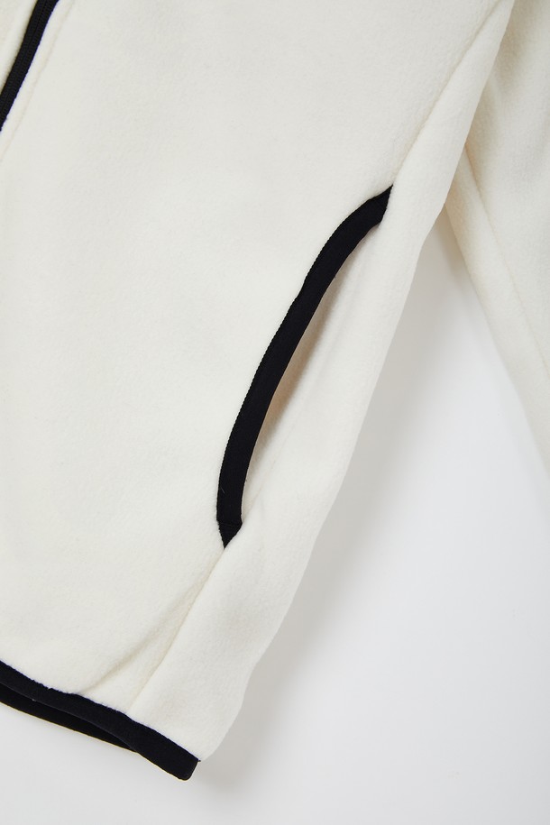 코듀로이 카라 플리스 점퍼 CJP150은 여성용으로, 가을과 겨울에 따뜻하게 입을 수 있는 플리스 점퍼입니다. 캐주얼하고 베이직한 스타일의 무지 디자인으로, 화이트와 블랙 두 가지 색상으로 출시되었습니다. 부드러운 촉감의 코듀로이와 플리스 소재를 사용하여 두꺼운 두께감을 자랑하며, 크롭 기장과 레귤러핏으로 편안하게 착용 가능합니다. 집업 스타일의 긴소매 점퍼로, 카라 디테일과 배색 디자인이 돋보입니다.
