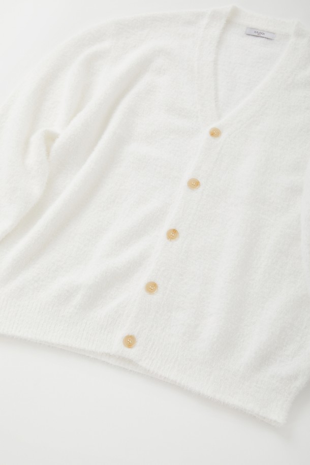 **상품 설명:**

CKA107 멀티컬러 모헤어 버튼 가디건은 여성용 니트/스웨터 상의입니다. 부드러운 촉감의 모헤어 소재로 제작되었으며, 봄, 가을에 착용하기 좋은 얇은 두께의 레귤러핏 가디건입니다. 브이넥 디자인에 긴 소매, 무지 패턴으로 미니멀, 클래식, 캐주얼 스타일을 연출하기 좋습니다. 데이트룩에 어울리는 아이템으로, 버튼 디테일이 돋보입니다.
