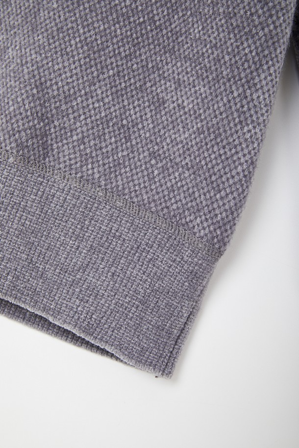 플리스 반집업 하프넥 니트티 CNIT112는 부드러운 촉감과 따뜻한 보온성을 제공하는 여성용 상의입니다. 가을과 겨울, 집콕룩을 위한 캐주얼, 미니멀, 클래식 스타일 연출에 적합합니다. 루즈핏 크롭 기장으로, 하프넥 디자인과 긴 소매, 무지 패턴이 특징입니다. 두꺼운 두께감의 플리스 소재에 골지 소매 디테일로 포인트를 더했습니다. 집업 방식으로 간편하게 착용할 수 있으며, 데일리룩으로 활용하기 좋습니다.
