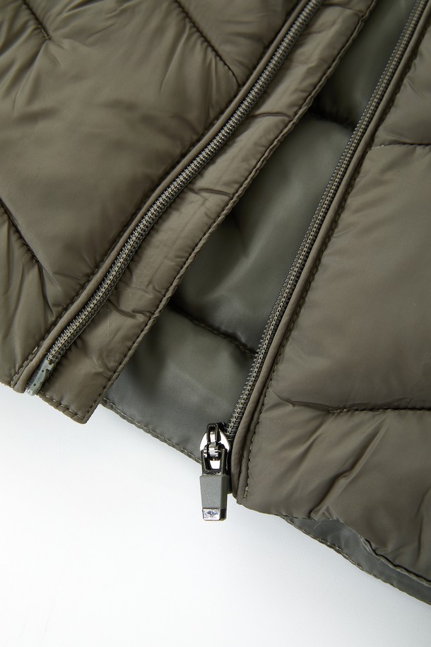 **경량 사선 누빔 패딩 점퍼 CJP155**는 가볍고 따뜻한 겨울철 필수 아우터입니다. 캐주얼하고 베이직한 스타일로, 어떤 룩에도 쉽게 매치할 수 있습니다. 숏 기장의 레귤러핏으로 활동성을 높였으며, 경량 소재와 사선 퀄팅 디자인을 더해 세련된 느낌을 줍니다. 부드러운 촉감의 나일론과 폴리에스테르 혼방 소재로 제작되어 편안한 착용감을 선사합니다. 카키와 올리브 두 가지 색상으로 출시되어, 취향에 맞게 선택할 수 있습니다.
