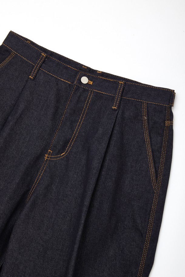 네이비 컬러의 원턱 루즈핏 데님 팬츠 CJN111입니다. 캐주얼하고 미니멀한 스타일 연출에 적합하며, 봄, 가을에 입기 좋은 두꺼운 두께감의 긴 기장 데님 팬츠입니다. 뻣뻣한 촉감의 데님 소재로 제작되었으며, 넉넉한 루즈핏으로 편안한 착용감을 선사합니다. 무지 디자인에 원턱 디테일이 더해져, 심플하면서도 스타일리시한 매력을 더했습니다. 일상복으로 활용하기 좋은 남성용 데님 팬츠입니다.
