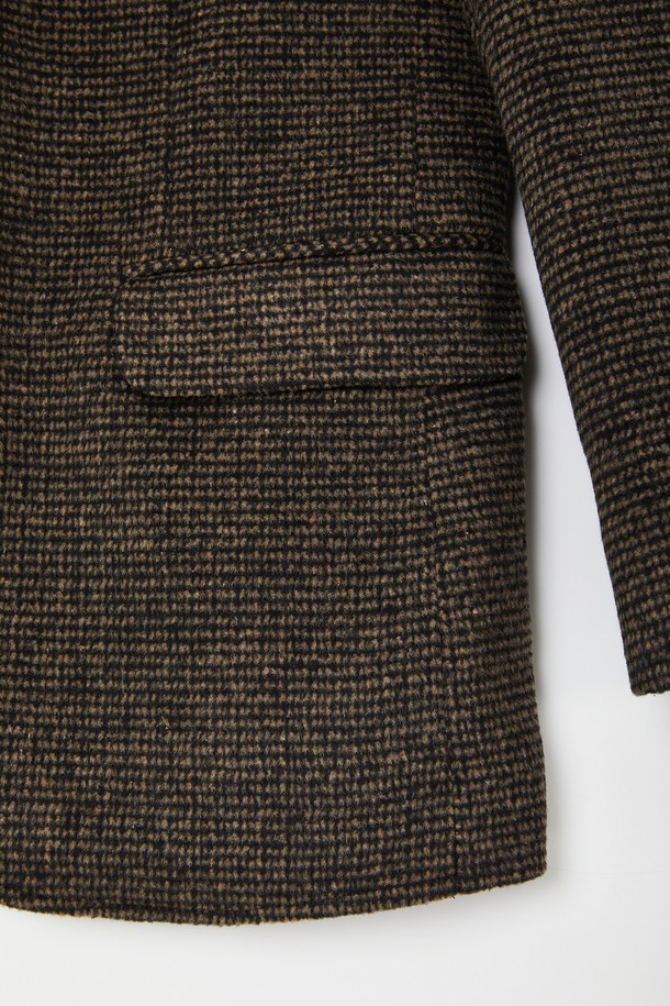 모던한 감각을 더한 울 모눈 체크 버튼 재킷 CJK119입니다. 블랙브라운 컬러의 모눈 체크 패턴이 세련된 느낌을 주며, 울과 폴리에스터 혼방 소재로 제작되어 봄, 여름, 가을, 겨울 사계절 모두 활용 가능합니다. 베이직 핏에 전체 안감 처리로 편안한 착용감을 선사하며, 버튼 여밈 방식으로 클래식하고 미니멀한 스타일을 연출합니다. 출근룩, 비즈니스 캐주얼, 모임룩 등 다양한 TPO에 활용하여 시크한 매력을 뽐낼 수 있습니다.
