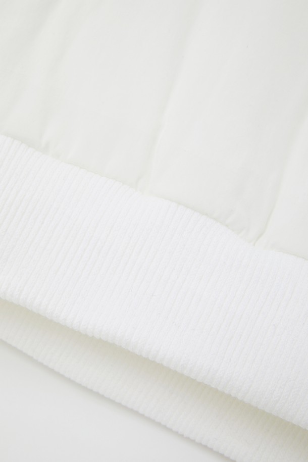 "슬리브 포켓 방풍 패딩 맨투맨 CTEE127"은 캐주얼, 스포티, 미니멀 스타일을 추구하는 분들을 위한 공용 맨투맨입니다. 부드러운 면 소재에 안감은 패딩으로 제작되어, 봄, 가을, 겨울 3계절 모두 따뜻하게 착용할 수 있습니다. 무지 디자인에 레귤러 핏, 긴 소매 기장으로 어떤 스타일에도 잘 어울리며, 라운드넥으로 편안함을 더했습니다. 방풍 기능과 포켓 디테일이 실용성을 높여 일상생활에서 활용하기 좋습니다.
