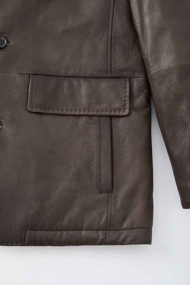 부드러운 양가죽 소재의 브라운 컬러 구스다운 재킷 CLJP127입니다. 겨울철 일상과 출근룩, 모임룩에 모두 잘 어울리는 클래식하고 미니멀한 스타일을 연출할 수 있습니다. 레귤러핏에 버튼 여밈 방식으로, 따뜻한 퍼 안감과 포켓 디테일이 돋보입니다. 두꺼운 두께감으로 뛰어난 보온성을 제공하며, 긴 소매 기장으로 안정적인 착용감을 선사합니다. 무지 디자인으로 어떤 옷에도 매치하기 용이합니다.
