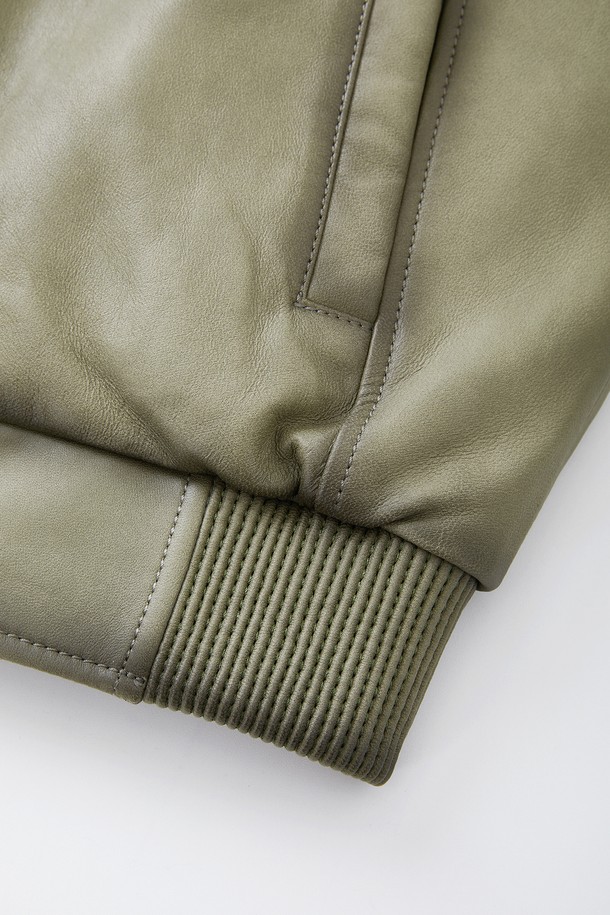 램스킨 라인 워싱 구스다운 점퍼 CLJP128은 남성용 구스다운 점퍼입니다. 부드러운 램스킨 소재에 워싱 처리하여 자연스러운 멋을 더했으며, 겨울철 캐주얼 스타일을 완성합니다. 톤 다운된 카키 컬러와 레귤러핏 디자인으로 어떤 옷에도 쉽게 매치할 수 있습니다. 출근룩과 여행룩에 모두 활용 가능하며, 미니멀, 클래식 스타일을 선호하는 분들께 추천합니다. 
