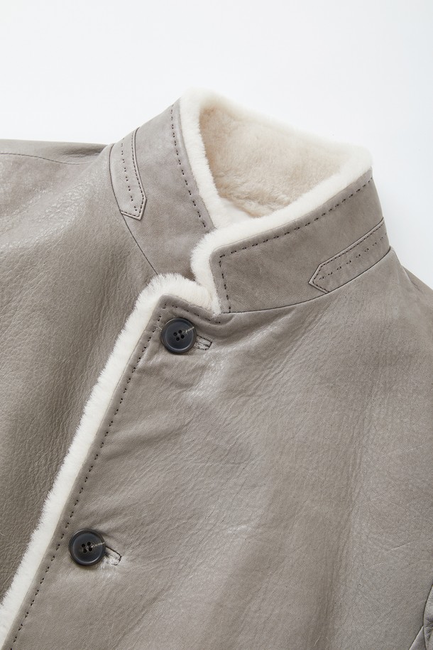 부드러운 양가죽 소재의 남성용 구스다운 재킷입니다. 클래식하고 베이직한 스타일로, 겨울철 일상에서 따뜻하게 착용하기 좋습니다. 베이지 컬러에 레귤러 핏으로 제작되었으며, 넉넉한 빅포켓 디테일이 돋보입니다. 버튼 여밈 방식으로 간편하게 착용할 수 있으며, 긴 소매 기장과 두꺼운 두께감으로 보온성을 높였습니다. 
