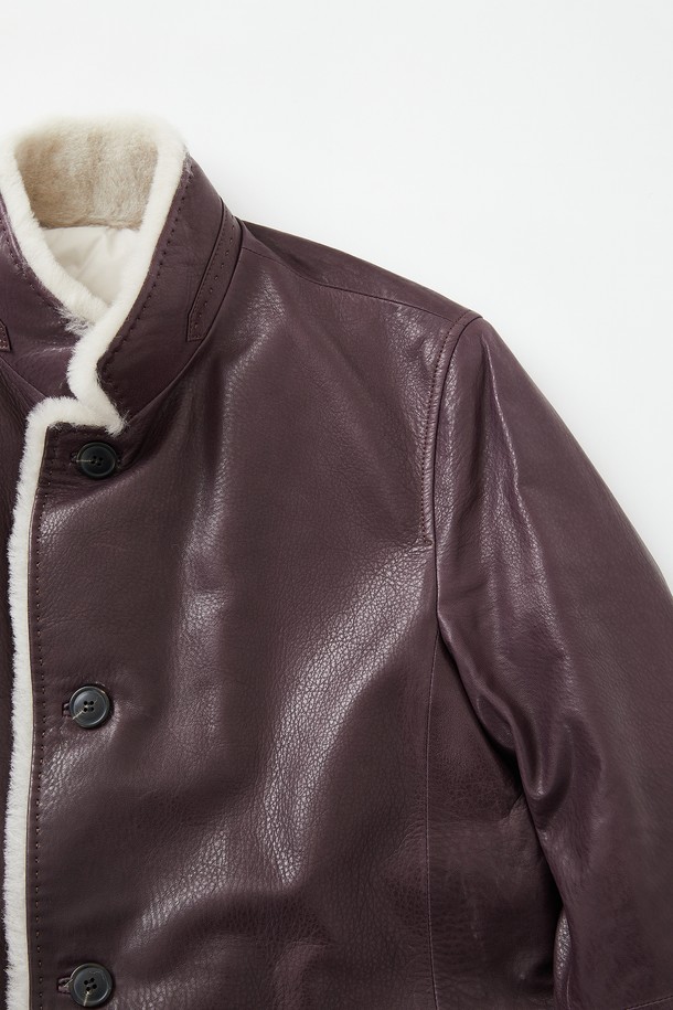 부드러운 양가죽 소재의 남성용 구스다운 재킷입니다. 클래식하고 미니멀한 스타일로, 겨울철 출근룩에 적합합니다. 넉넉한 빅포켓 디자인이 특징이며, 레귤러핏으로 편안한 착용감을 선사합니다. 브라운 컬러의 무지 디자인으로 어떤 옷에도 쉽게 매치할 수 있습니다. 두꺼운 두께감으로 뛰어난 보온성을 제공합니다.
