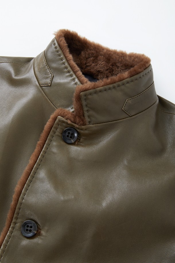 코팅 램스킨 미들넥 구스다운 재킷 CLJP126은 남성용 겨울 아우터로, 클래식한 스타일을 연출합니다. 램스킨 소재에 구스다운 충전재를 사용하여 부드러운 촉감과 뛰어난 보온성을 제공합니다. 미디엄 기장의 카키색 무지 디자인으로, 출근룩이나 데이트룩 등 다양한 TPO에 활용 가능합니다. 버튼 여밈 방식과 레귤러핏으로 편안한 착용감을 선사하며, 시크하고 미니멀한 스타일을 완성합니다. 긴 소매와 코팅 처리된 디자인이 특징이며, 두꺼운 두께감으로 따뜻하게 착용할 수 있습니다.
