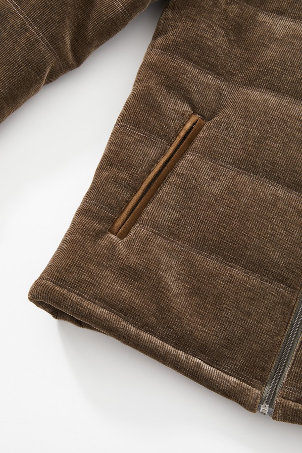 **코듀로이 패딩 후드 탈부착 점퍼 CJP134**는 부드러운 코듀로이 소재로 제작되어 포근한 촉감을 선사하는 남성용 겨울 점퍼입니다. 캐주얼, 클래식, 미니멀 스타일을 모두 아우르는 디자인으로, 일상 및 출근룩에 활용하기 좋습니다. 넉넉한 두께감과 레귤러 핏으로 편안한 착용감을 제공하며, 후드는 탈부착이 가능하여 다양한 연출이 가능합니다. 브라운 컬러의 무지 디자인으로 어떤 옷에도 쉽게 매치할 수 있는 활용도 높은 아이템입니다. 집업 스타일로 간편하게 입고 벗을 수 있습니다.
