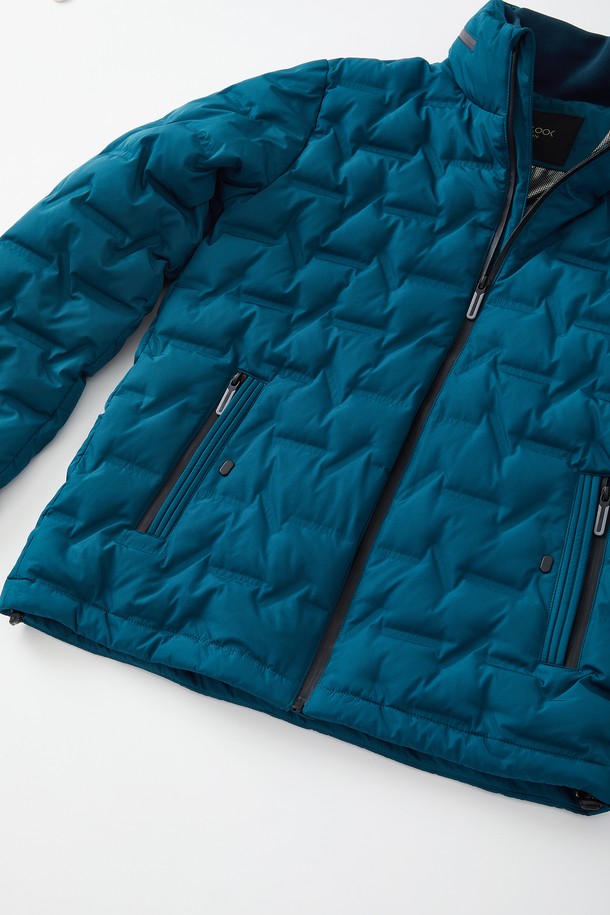 방풍 퀼팅 미들넥 다운 점퍼 CJP152는 겨울철 추위로부터 당신을 보호해 줄 베이직 스타일의 다운 점퍼입니다. 넉넉한 두께감과 부드러운 촉감의 나일론 소재로 제작되어 편안한 착용감을 선사합니다. 미들넥 디자인과 퀼팅 디테일이 특징이며, 톤온톤 블루 컬러가 어떤 옷에도 잘 어울립니다. 일상, 출근, 여행 등 다양한 TPO에 활용 가능하며, 캐주얼, 미니멀, 클래식 스타일을 즐겨 입는 분들께 추천합니다. 특히 방풍 기능과 뛰어난 보온성으로 한겨울에도 따뜻하게 입을 수 있습니다.
