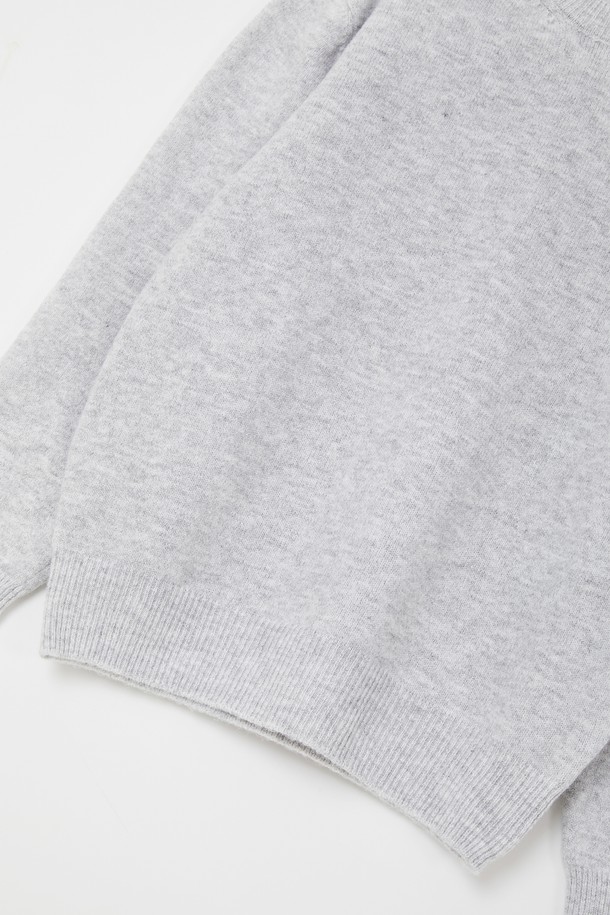 **멀티컬러 에어울 긴팔 니트 CNIT109**

가을과 겨울, 당신의 스타일을 책임질 여성용 멀티컬러 에어울 긴팔 니트입니다. 부드러운 촉감의 울 소재로 제작되어 포근하고 따뜻하며, 베이직한 디자인으로 다양한 룩에 활용하기 좋습니다. 레귤러핏 라운드넥 디자인에 크롭 기장으로 세련된 실루엣을 연출합니다. 출근룩부터 캐주얼, 클래식, 미니멀 스타일까지 폭넓게 소화 가능한 아이템입니다.
