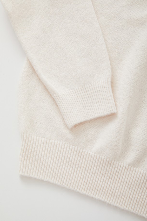 아이보리와 화이트 컬러의 멀티컬러 에어울 긴팔 니트 CNIT109입니다. 부드러운 촉감의 울(Wool) 혼방 소재로 제작되어 가을, 겨울 시즌에 따뜻하게 착용하기 좋습니다. 라운드넥 디자인에 루즈핏으로 편안한 착용감을 선사하며, 크롭 기장으로 트렌디한 스타일을 연출합니다. 베이직하고 미니멀한 무드의 무지 디자인으로 다양한 룩에 활용하기 좋은 캐주얼한 긴팔 니트입니다.
