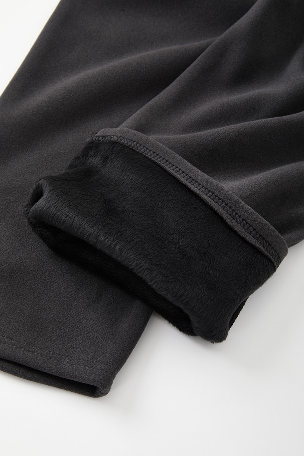 따뜻함과 편안함을 동시에 선사하는 일자핏 보아털 스판 플리스 팬츠 CPT171입니다. 부드러운 촉감의 플리스 소재와 스판덱스의 혼방으로 제작되어 활동성을 높였으며, 안감은 보아털로 마감하여 뛰어난 보온성을 제공합니다. 허리 밴딩 처리로 편안한 착용감을 선사하며, 무지 디자인과 레귤러핏으로 다양한 스타일 연출에 용이합니다. 일상생활은 물론, 집콕룩과 산책룩으로 활용하기 좋으며, 캐주얼, 미니멀, 클래식 스타일을 즐겨 입는 분들께 추천합니다.
