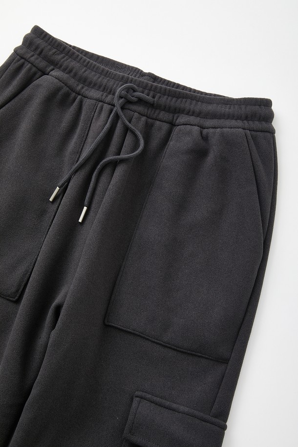 보온성과 편안함을 동시에 갖춘 보아털 스판 플리스 카고 조거 팬츠 CPT172입니다. 부드러운 촉감의 플리스 소재와 스판덱스의 혼방으로 활동성을 높였으며, 안감 전체를 보아털로 마감하여 뛰어난 보온성을 자랑합니다. 허리 밴딩 처리로 편안한 착용감을 선사하며, 실용적인 카고 포켓 디자인으로 수납력을 더했습니다. 캐주얼, 스포티, 미니멀 스타일을 모두 소화할 수 있으며, 집콕룩, 산책룩, 캠핑룩 등 다양한 TPO에 활용 가능합니다. 블랙 컬러의 루즈핏 조거 팬츠로, 가을, 겨울 시즌 데일리룩에 따뜻함과 스타일을 더해보세요.
