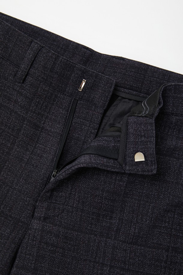 **스판 기모 비즈니스 슬랙스 CPT166**는 가을, 겨울 시즌 남성 고객을 위한 슬림핏 슬랙스입니다. 부드러운 촉감의 기모 안감과 스판 소재를 사용하여 편안한 착용감을 제공합니다. 블랙, 차콜 두 가지 색상으로 출시되었으며, 무지 디자인으로 클래식하고 베이직한 스타일을 연출합니다. 비즈니스 캐주얼, 출근룩, 오피스룩 등 다양한 TPO에 활용 가능하며, 미니멀한 스타일을 선호하는 분들께 추천합니다. 두꺼운 두께감으로 보온성을 높였습니다.
