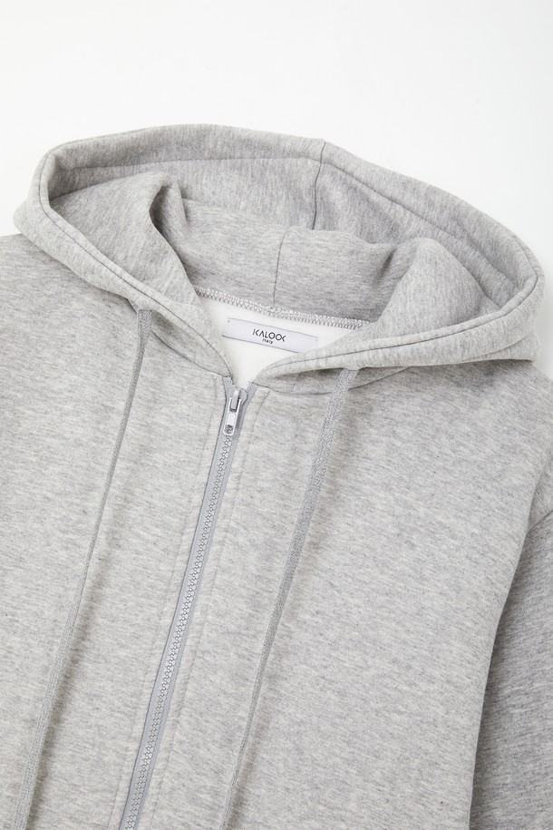 베이직 코튼 기모 후드 집업 CTEE129는 일상에서 편안하게 착용하기 좋은 공용 후드 집업입니다. 부드러운 촉감의 면 소재에 기모 안감을 더해 가을, 겨울철 따뜻하게 입을 수 있습니다. 무지 디자인과 레귤러핏으로 캐주얼, 미니멀, 클래식 스타일을 연출하기 좋으며, 캠핑룩 또는 집콕룩으로 활용하기에도 좋습니다. 그레이 컬러의 긴소매 집업 스타일로, 어떤 옷에도 쉽게 매치할 수 있는 활용도 높은 아이템입니다.
