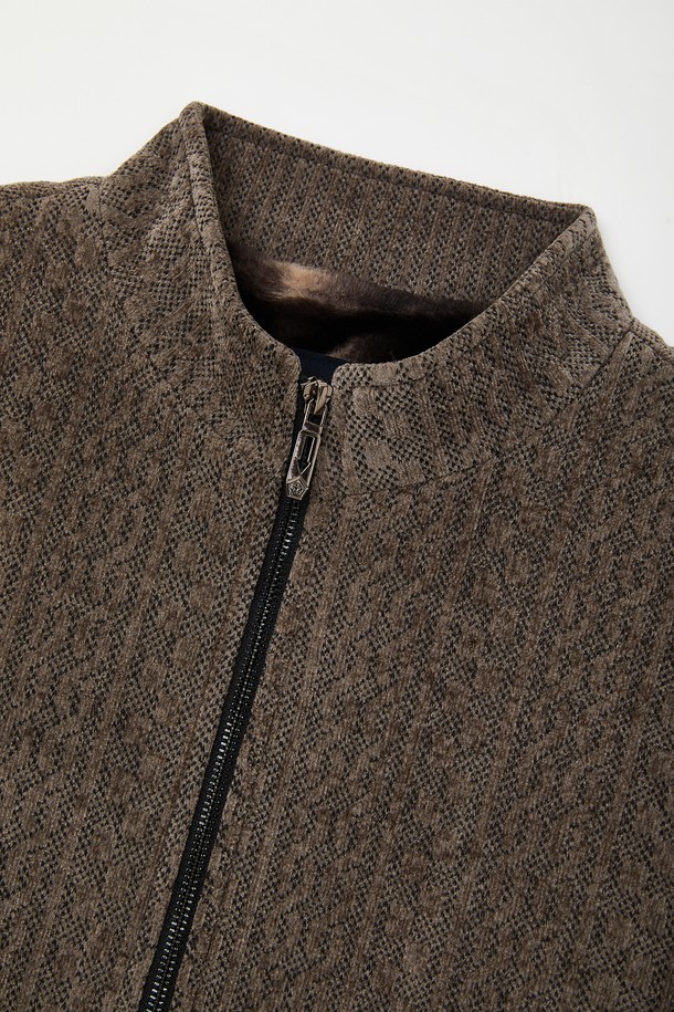 자카드 보아털 블루종 점퍼 CJP153는 캐주얼 스타일의 아우터입니다. 블랙브라운 컬러의 자카드 패턴이 돋보이며, 봄, 여름, 가을, 겨울 사계절 모두 착용 가능합니다. 집업 스타일로 간편하게 입고 벗을 수 있으며, 슬림, 베이직핏, 오버핏 등 다양한 핏으로 연출할 수 있습니다. 부드러운 보아털 촉감의 폴리에스터 소재로 제작되었으며, 안감은 전체 폴리에스터 100%로 마감되어 있습니다. 여행룩, 캠핑룩, 집콕룩 등 TPO에 맞춰 미니멀하고 고프코어 스타일을 연출해보세요.
