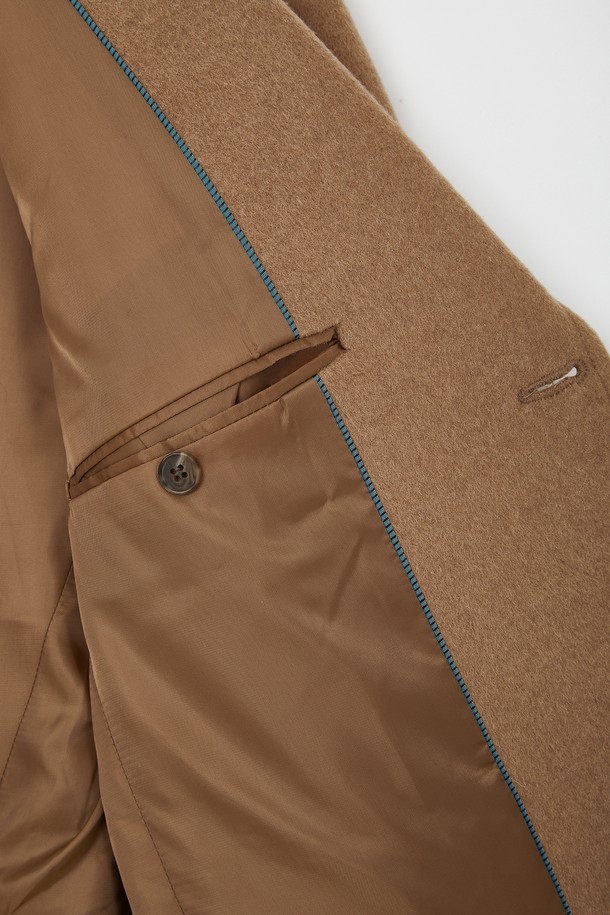 솔리드 울 모직 버튼 재킷 CJK120은 베이직한 스타일을 추구하는 분들을 위한 클래식하고 미니멀한 디자인의 자켓입니다. 그레이브라운 컬러의 모직 소재로 제작되어 봄, 여름, 가을, 겨울 사계절 활용 가능하며, 안감은 폴리에스터로 마감되었습니다. 버튼 여밈 방식과 베이직 핏으로 오피스룩, 비즈니스 캐주얼, 출근룩 등 다양한 TPO에 적합합니다. 신축성은 없으며, 기본 패턴으로 어떤 스타일에도 쉽게 매치할 수 있습니다.
