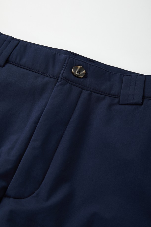 헤비 밴딩 일자 패딩 팬츠 CPT167는 블랙과 네이비 두 가지 색상으로 제공됩니다. 일상, 출근룩, 캠핑룩 등 다양한 TPO에 활용 가능한 패딩 팬츠로, 봄, 여름, 가을, 겨울 사계절 모두 착용 가능합니다. 폴리에스터와 폴리우레탄 혼방 소재로 제작되어 넉넉한 와이드핏과 레귤러핏으로 편안한 착용감을 선사합니다. 헤비 두께감의 패딩 안감과 밴딩 처리로 보온성을 높였으며, 캐주얼, 미니멀, 시티보이 스타일을 연출하기 좋습니다.
