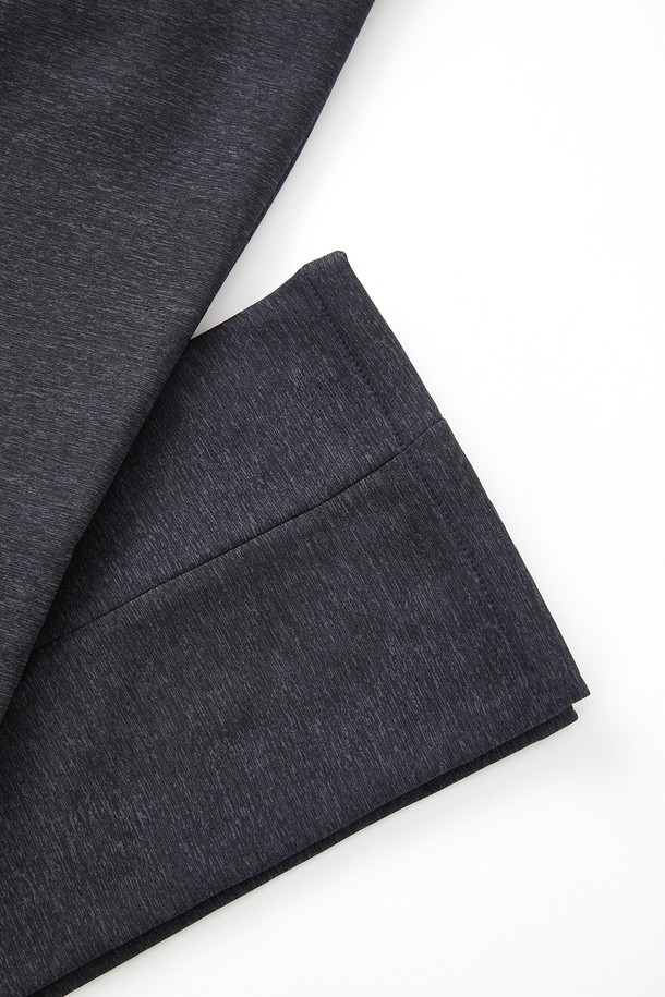 데일리앤 오피스 웜 밴딩 기모 팬츠 CPT175는 차콜과 네이비 두 가지 색상으로 출시되었습니다. 폴리에스터와 폴리우레탄 혼방 소재로 제작되어 부드러운 촉감과 뛰어난 보온성을 자랑하며, 한겨울에도 따뜻하게 착용할 수 있습니다. 레귤러핏으로 제작되어 편안한 착용감을 제공하며, 밴딩 허리 디자인으로 활동성을 높였습니다. 사선 포켓 디테일이 돋보이는 이 슬랙스는 캐주얼룩과 출근룩 모두 소화 가능한 활용도 높은 아이템입니다. 무지 디자인으로 어떤 상의에도 잘 어울려 데일리 오피스룩을 완성해 보세요.
