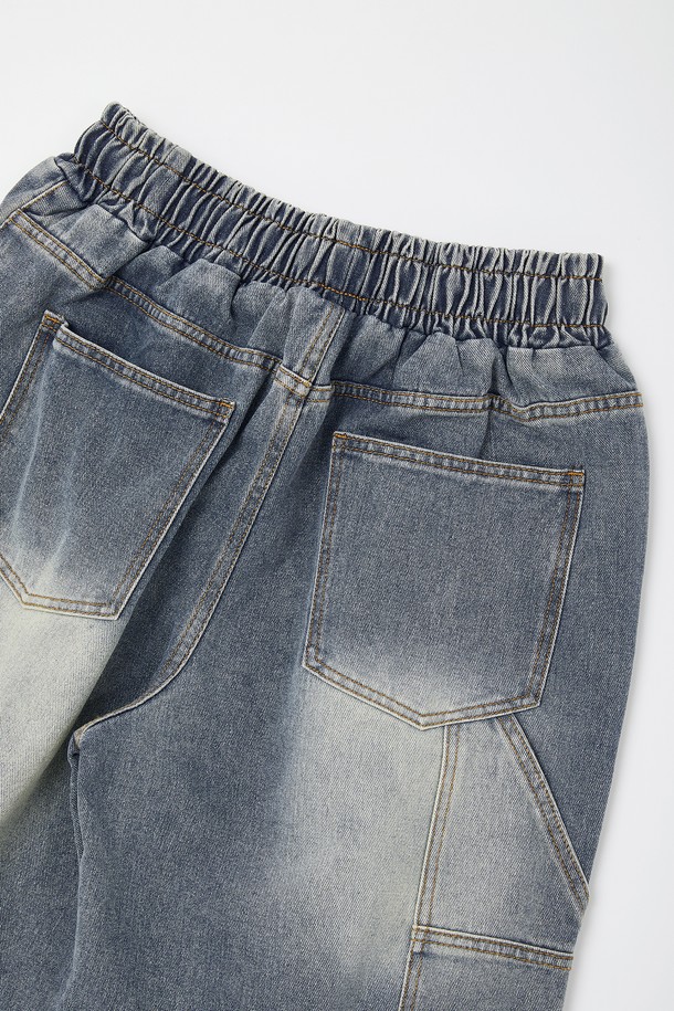 루즈핏 밴딩 카펜터 데님 팬츠 CJN112는 편안한 착용감과 캐주얼한 스타일을 동시에 만족시키는 데님 팬츠입니다. 봄, 여름, 가을, 겨울 사계절 모두 활용 가능하며, 넉넉한 루즈핏으로 활동성을 높였습니다. 허리 밴딩 처리로 편안함을 더했으며, 워크웨어 스타일을 연출하기 좋은 카펜터 디자인이 특징입니다. 시원한 블루 컬러의 데님 소재로 제작되어 미니멀한 스타일까지 소화할 수 있습니다. 면 소재 특유의 부드러운 촉감과 데님 특유의 자연스러운 질감이 매력적인 제품입니다.
