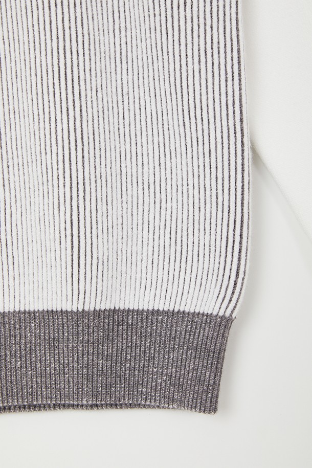 마이크로 스트라이프 라운드 니트 CNIT115는 베이직한 스타일의 상의입니다. 비스코스 78%와 폴리에스터 22% 혼방 소재로 제작되어 사계절 내내 착용 가능하며, 신축성이 있어 편안한 착용감을 제공합니다. 라운드넥 디자인에 화이트 컬러, 스트라이프 패턴으로 미니멀, 클래식, 캐주얼 스타일 모두 소화 가능합니다. 출근룩, 비즈니스 캐주얼, 데이트룩 등 다양한 TPO에 활용할 수 있는 실용적인 아이템입니다. 베이직핏으로 제작되었습니다.
