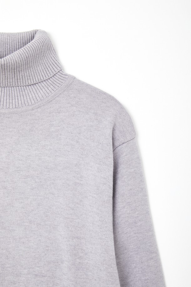 베이직 솔리드 터틀넥 니트 CNIT114는 미니멀, 클래식, 캐주얼 스타일을 아우르는 베이직한 디자인의 터틀넥 니트입니다. 폴리에스터, 모달, 나일론 혼방 소재로 제작되어 부드러운 촉감과 좋은 신축성을 제공합니다. 봄, 여름, 가을, 겨울 사계절 모두 활용 가능하며, 블랙, 차콜, 그레이 세 가지 기본 컬러로 출시되었습니다. 유행을 타지 않는 무지 디자인과 긴 소매, 베이직핏 또는 오버핏으로 폭넓은 스타일 연출이 가능합니다. 일상생활에서 편안하고 세련된 스타일을 완성해 보세요.
