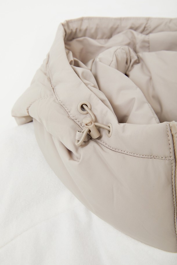 여성 방풍 후드 패딩 점퍼 CJP157은 가을, 겨울 시즌에 골프 및 일상에서 활용하기 좋은 베이직 스타일의 패딩 점퍼입니다. 아이보리와 차콜 두 가지 색상으로 출시되었으며, 숏 기장에 집업 여밈 방식으로 편안하게 착용할 수 있습니다. 비스코스, 폴리에스터, 나일론 혼방 소재로 제작되어 두꺼운 두께감과 뛰어난 보온성을 자랑하며, 방풍 기능으로 추운 날씨에도 따뜻함을 유지해줍니다. 베이직핏 디자인에 무지 패턴으로 미니멀하고 캐주얼한 스타일을 연출할 수 있으며, 긴 소매와 후드 타입으로 활동성을 더했습니다. 내부는 폴리에스터 안감으로 마감되어 부드러운 촉감을 선사합니다.
