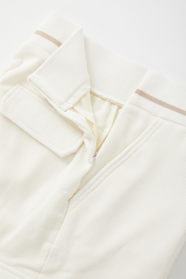 여성 밴딩 코듀로이 기모 팬츠 CPT178는 캐주얼, 클래식, 미니멀 스타일을 모두 아우르는 일자핏 팬츠입니다. 아이보리, 네이비 두 가지 색상으로 출시되어 데일리룩은 물론 골프웨어로도 활용 가능하며, 사계절 내내 착용할 수 있습니다. 부드러운 코듀로이 소재에 기모 안감을 더해 보온성을 높였으며, 밴딩 허리와 카고 포켓, 사선 주머니 디자인으로 기능성과 디자인을 동시에 잡았습니다. 두꺼운 두께감으로 겨울철에도 따뜻하게 착용할 수 있는 실용적인 아이템입니다.
