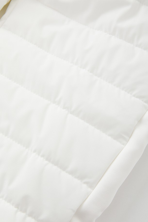 여성 일자핏 밴딩 패딩 팬츠 CPT177은 한겨울에도 따뜻하게 착용 가능한 패딩 팬츠입니다. 아이보리와 블랙 두 가지 색상으로 출시되었으며, 데일리룩과 스포티룩 모두 소화 가능한 활용도 높은 아이템입니다. 가볍고 따뜻한 폴리에스터 소재에 허리 밴딩 처리로 편안한 착용감을 선사합니다. 하단 지퍼 포켓 디테일이 기능성과 디자인을 동시에 만족시키며, 일자핏으로 다리가 길어 보이는 효과를 줍니다. 스포티한 스타일을 즐기는 여성분들께 추천합니다.
