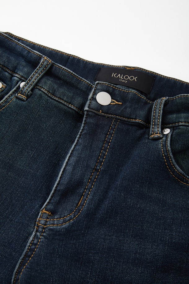 울트라웜 융기모 스판 데님 팬츠 CJN115는 겨울철 추위에도 끄떡없는 보온성을 제공하는 남녀 공용 데님 팬츠입니다. 다크 블루 컬러의 일자핏 디자인으로 캐주얼하고 베이직한 스타일을 연출하며, 부드러운 촉감의 융기모 안감으로 편안한 착용감을 선사합니다. 데님, 면, 폴리우레탄 혼방 소재에 신축성을 더해 활동성을 높였으며, 두꺼운 두께감으로 따뜻함을 유지해줍니다. 무지 패턴과 워싱 디테일이 돋보이는 이 데님 팬츠는 일상생활에서 폭넓게 활용할 수 있습니다.
