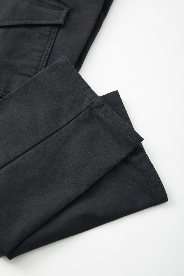 기모 스판 카고 팬츠 CPT176은 남성용으로, 가을과 겨울에 따뜻하게 입을 수 있는 긴 기장의 바지입니다. 차콜과 블랙 두 가지 색상으로 제공되며, 캐주얼, 워크웨어, 미니멀 스타일을 추구하는 분들께 적합합니다. 면, 폴리우레탄, 스판덱스, 기모 소재로 제작되어 신축성이 뛰어나고 보온성이 우수하며, 레귤러핏과 일자핏으로 편안한 착용감을 선사합니다. 플랩 카고 포켓과 리벳 서브 포켓 디테일이 돋보이며, 출근룩과 캠핑룩 등 다양한 TPO에 활용 가능합니다.
