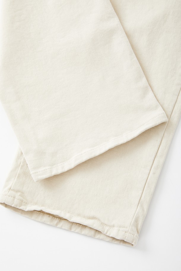 일자핏 사방 스판 기모 퍼티그 팬츠 CPT179는 남녀 모두 착용 가능한 겨울용 바지입니다. 면과 폴리우레탄 혼방 소재로 제작되어 편안한 착용감과 활동성을 제공하며, 안감 기모 처리로 보온성을 높였습니다. 캐주얼, 미니멀, 클래식 스타일을 아우르는 디자인으로, 일상 및 캐주얼한 착장에 활용하기 좋습니다. 블랙, 카키, 모카, 크림 4가지 색상으로 출시되어 다양한 스타일 연출이 가능합니다. 레귤러핏으로 제작되어 편안하면서도 깔끔한 실루엣을 연출합니다.
