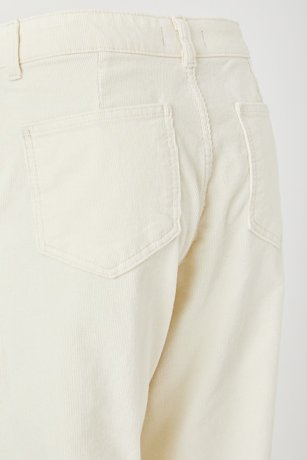 가을, 겨울 시즌에 안성맞춤인 밴딩 스판 경량 코듀로이 팬츠 CPT180입니다. 부드러운 촉감의 면, 폴리우레탄, 코듀로이 혼방 소재로 제작되어 편안한 착용감을 선사합니다. 허리 속 밴딩 디테일과 신축성 있는 소재로 활동성을 높였으며, 레귤러핏과 일자핏으로 베이직하고 캐주얼한 스타일을 연출합니다. 출근룩은 물론, 일상에서도 활용하기 좋은 아이템으로, 블랙, 카키, 모카, 크림 4가지 색상으로 만나보세요. 무지 디자인으로 어떤 상의와도 잘 어울려 미니멀하고 클래식한 스타일을 완성합니다.
