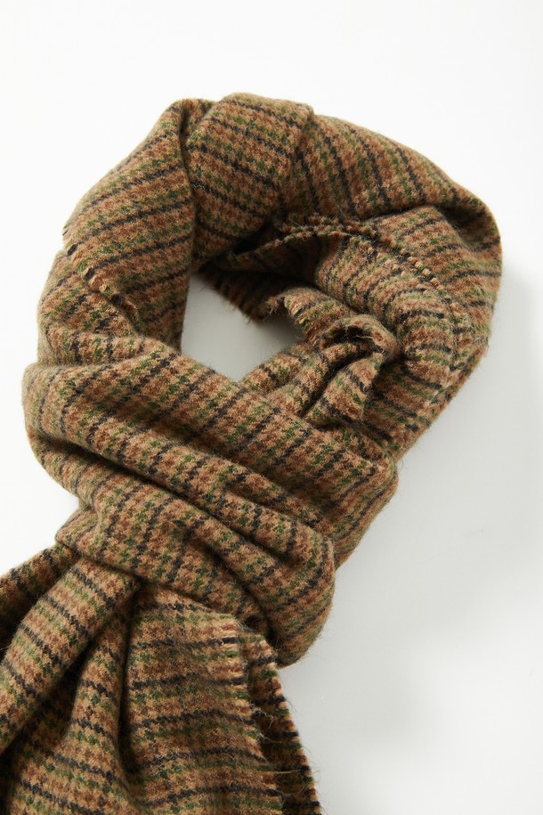 클래식 테슬 울 체크 머플러 CMU101은 베이지, 카키브라운, 딥베이지 3가지 색상으로 제공되는 공용 머플러입니다. 아크릴과 울 혼방 소재로 제작되어 봄, 가을, 겨울 모두 따뜻하게 착용할 수 있습니다. 클래식한 체크 패턴과 태슬 디테일이 돋보이며, 출근룩과 모임룩에 포인트를 더하기 좋습니다. 미니멀, 캐주얼 스타일에도 잘 어울려 다양한 코디에 활용 가능한 머플러입니다. 부드러운 촉감과 은은한 색감으로 고급스러운 분위기를 연출합니다.
