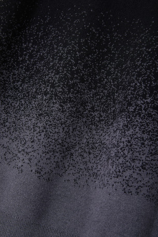 도트 그라데이션 라운드 니트 CNIT116은 남녀 공용으로, 블랙과 그레이 두 가지 색상으로 제공됩니다. 비스코스와 폴리에스테르 혼방 소재로 제작되어 부드러운 촉감과 좋은 신축성을 자랑합니다. 라운드넥에 긴소매 기장으로, 봄, 가을, 겨울 세 계절 모두 활용 가능합니다. 도트와 그라데이션 패턴이 돋보이는 베이직핏의 캐주얼 니트로, 미니멀하고 클래식한 스타일을 연출하기 좋습니다. 일상 및 캐주얼 룩에 편안하게 매치하여 모던한 분위기를 더해보세요.
