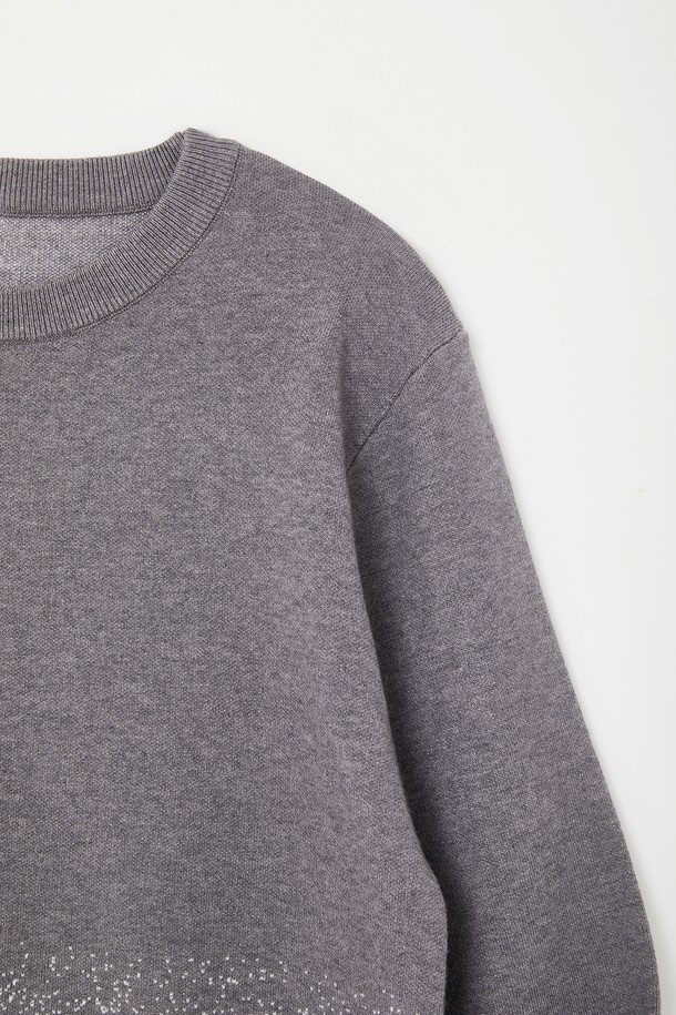 도트 그라데이션 라운드 니트 CNIT116은 남성용 상의 니트/스웨터입니다. 가을, 겨울 시즌에 어울리는 베이직하고 캐주얼한 스타일로, 출근룩과 비즈니스 캐주얼에 적합합니다. 라운드넥에 긴소매, 레귤러핏 디자인으로 제작되었으며, 비스코스, 폴리에스테르 혼방 소재로 부드러운 착용감과 좋은 신축성을 제공합니다. 블랙, 그레이 두 가지 컬러에 도트와 그라데이션 패턴이 돋보이는 레귤러 기장의 니트입니다. 캐주얼, 미니멀, 클래식 스타일을 연출하기 좋습니다.
