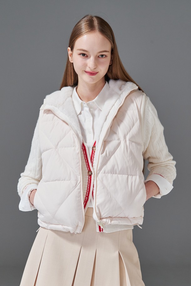 **Reversible VEST 리버시블 퍼 베스트**는 여성용 아우터로, 가을과 겨울에 따뜻하고 스타일리시하게 연출할 수 있습니다. 부드러운 에코퍼와 폴리에스테르 소재로 제작되어 포근한 착용감을 선사하며, 두꺼운 두께감으로 보온성을 높였습니다. 캐주얼, 클래식, 미니멀 스타일을 모두 소화하며, 골프룩으로도 활용 가능합니다. 화이트와 베이지 컬러로 출시되어 다양한 코디에 활용할 수 있으며, 다이아몬드 퀼팅 디테일과 리버시블 디자인으로 양면 착용이 가능하여 실용성을 더했습니다.
