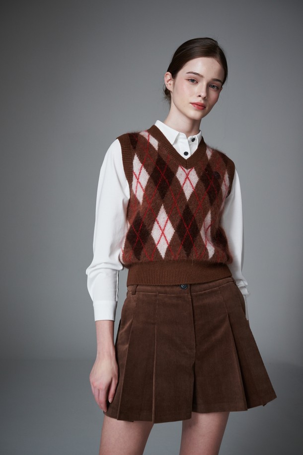 Mohair argyle VEST(모헤어 아가일 니트 베스트)는 여성 고객을 위한 상의 니트 베스트입니다. 브라운, 레드, 그레이 3가지 색상으로 출시되었으며, 가을, 겨울 시즌에 따뜻하게 착용할 수 있습니다. 모헤어와 키드 모헤어 소재로 제작되어 포근하고 헤어리한 촉감을 선사하며, 두꺼운 두께감으로 보온성을 높였습니다. 아가일 패턴과 브이넥 디자인이 돋보이는 레귤러핏 민소매 베스트로, 골프룩, 클래식, 미니멀, 캐주얼 스타일을 모두 소화 가능합니다.

