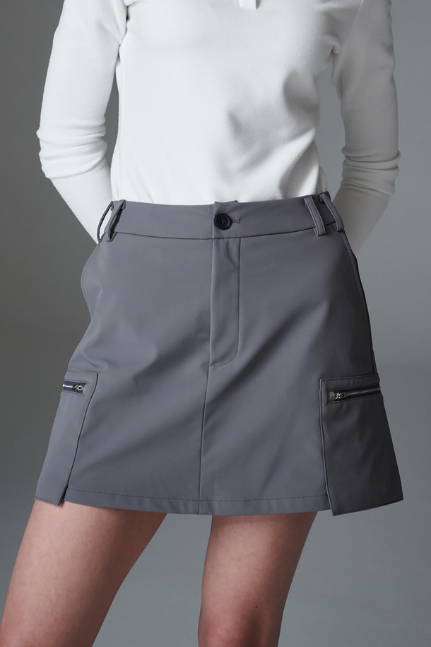 **Keep warm A 라인 스커트 기모 A 라인 스커트**는 따뜻함과 스타일을 모두 갖춘 여성 겨울 스커트입니다. 부드러운 기모 안감과 두꺼운 두께로 보온성을 높였으며, 방수 기능까지 더해져 쾌적하게 착용할 수 있습니다. A 라인 핏으로 편안하면서도 여성스러운 실루엣을 연출하며, 스포티하고 베이직한 디자인으로 다양한 상의와 매치하기 좋습니다. 특히 골프룩으로 활용하기 좋으며, 속바지가 포함되어 활동성을 더했습니다. 그레이 컬러의 무지 디자인으로 미니멀한 스타일을 즐길 수 있습니다.
