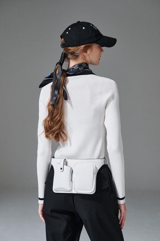 **컨트라스트 넥 니트**는 라운드넥 디자인에 슬림핏으로 여성스러운 실루엣을 연출하는 긴팔 니트입니다. 봄, 가을 시즌에 적합하며, 골프 및 일상복으로 활용 가능합니다. 비스코스/PBT 혼방 소재로 제작되어 부드러운 촉감을 선사하며, 골지 패턴과 네크라인과 소매 배색 디테일이 특징입니다. 화이트, 블랙 두 가지 색상으로 출시되어 클래식하면서도 미니멀한 스타일을 완성합니다.
