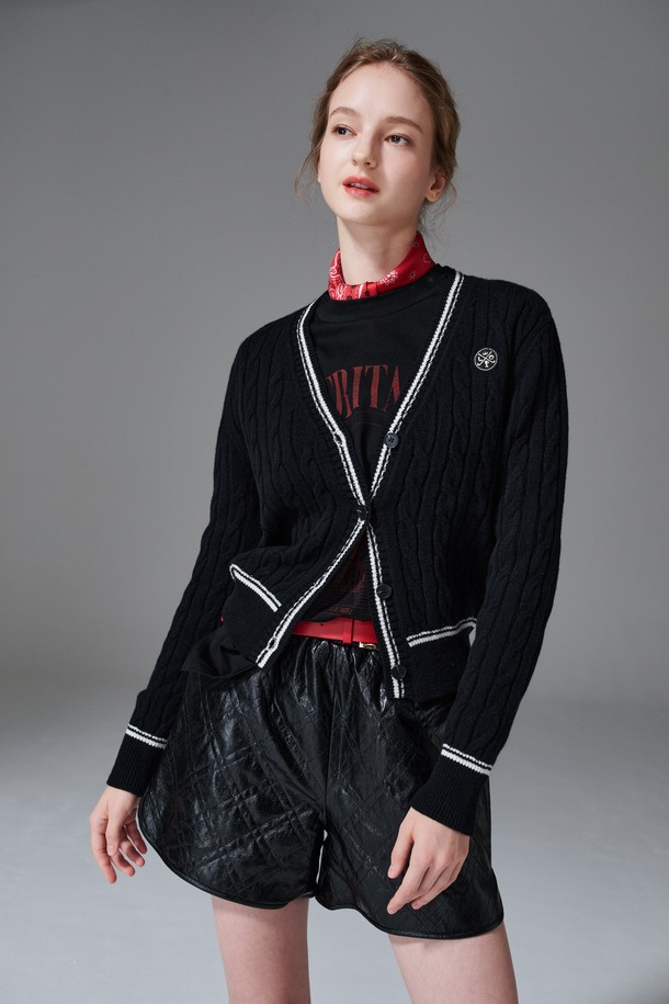 퀼티드 쇼츠는 여성 골프룩 또는 캐주얼 스타일 연출에 적합한 숏 기장의 바지입니다. 봄, 여름 시즌에 어울리는 얇은 두께감과 스포티한 무드를 더해주는 퀼팅 패턴이 특징입니다. 블랙 색상으로 어떤 상의와도 매치하기 용이하며, 레귤러 핏으로 편안한 착용감을 제공합니다. 폴리우레탄 소재로 제작되어 활동성을 높였으며, E밴드 허리 디자인으로 편안함을 더했습니다.
