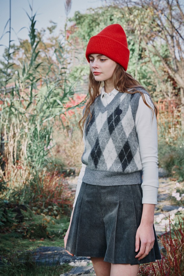 모헤어 아가일 니트 베스트는 부드러운 촉감과 포근함을 선사하는 여성용 니트 베스트입니다. 브라운, 레드, 그레이 세 가지 색상으로 출시되었으며, 가을, 겨울 시즌에 따뜻하게 착용할 수 있습니다. 레귤러 핏의 브이넥 디자인에 두꺼운 두께감으로, 트렌디하면서도 모던한 스타일을 연출합니다. 특히 골프룩, 클래식, 미니멀, 캐주얼 등 다양한 TPO와 스타일에 매치하기 좋습니다. 헤어리한 텍스처와 아가일 패턴이 특징인 매력적인 아이템입니다.
