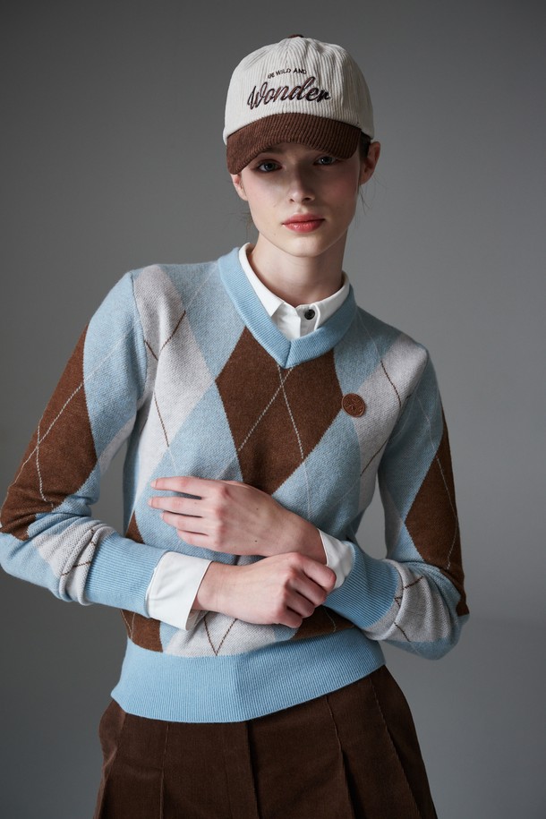 [re-order] 아가일 긴팔 풀오버는 여성용 풀오버로, 가을과 겨울에 따뜻하게 착용할 수 있습니다. 브라운, 그레이, 스카이블루 색상으로 출시되었으며, 울 소재의 부드러운 촉감과 가벼운 착용감을 자랑합니다. 클래식한 아가일 패턴과 V넥 디자인이 특징이며, 얇은 두께감으로 편안하게 레이어링하기 좋습니다. 골프룩, 미니멀 스타일 연출에 적합하며 자카드 조직과 울백 소재를 사용하여 고급스러움을 더했습니다.
