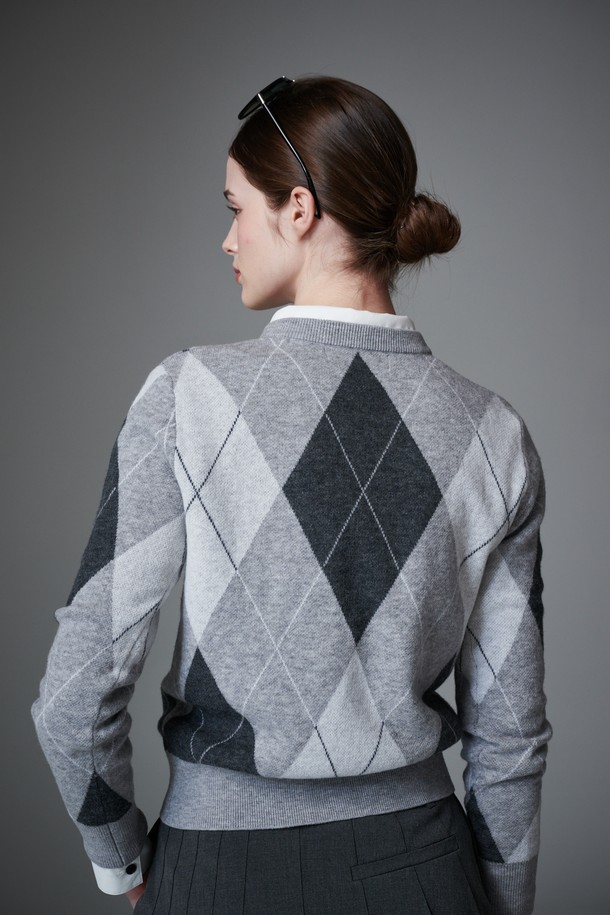 **[re-order] 아가일 긴팔 풀오버**는 부드러운 울 소재와 자카드 조직으로 제작되어 가볍고 편안한 착용감을 선사합니다. 가을, 겨울 시즌 여성 골프룩 또는 일상복으로 활용하기 좋은 레귤러핏 풀오버입니다. 클래식한 아가일 패턴과 V넥 디자인이 세련된 스타일을 연출하며, 그레이, 브라운 두 가지 색상으로 만나볼 수 있습니다. 울백 소재로 보온성을 높였으며, 긴소매 기장으로 따뜻하게 착용 가능합니다. 미니멀하면서도 클래식한 무드를 동시에 느낄 수 있는 풀오버입니다.
