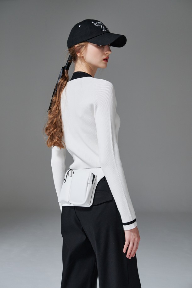 **컨트라스트 넥 니트**는 라운드넥 디자인에 슬림핏으로 여성스러운 실루엣을 연출하는 긴팔 니트입니다. 봄, 가을 시즌에 적합하며, 골프 및 일상복으로 활용 가능합니다. 비스코스/PBT 혼방 소재로 제작되어 부드러운 촉감을 선사하며, 골지 패턴과 네크라인과 소매 배색 디테일이 특징입니다. 화이트, 블랙 두 가지 색상으로 출시되어 클래식하면서도 미니멀한 스타일을 완성합니다.
