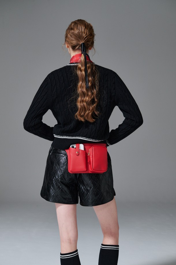 퀼티드 쇼츠는 여성 골프룩 또는 캐주얼 스타일 연출에 적합한 숏 기장의 바지입니다. 봄, 여름 시즌에 어울리는 얇은 두께감과 스포티한 무드를 더해주는 퀼팅 패턴이 특징입니다. 블랙 색상으로 어떤 상의와도 매치하기 용이하며, 레귤러 핏으로 편안한 착용감을 제공합니다. 폴리우레탄 소재로 제작되어 활동성을 높였으며, E밴드 허리 디자인으로 편안함을 더했습니다.
