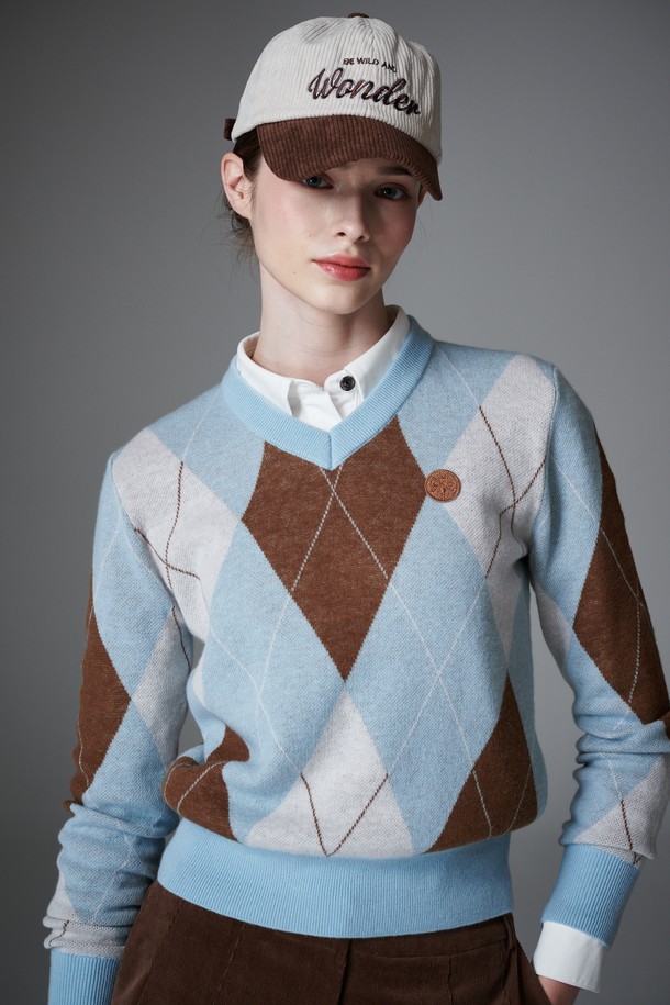 [re-order] 아가일 긴팔 풀오버는 여성용 풀오버로, 가을과 겨울에 따뜻하게 착용할 수 있습니다. 브라운, 그레이, 스카이블루 색상으로 출시되었으며, 울 소재의 부드러운 촉감과 가벼운 착용감을 자랑합니다. 클래식한 아가일 패턴과 V넥 디자인이 특징이며, 얇은 두께감으로 편안하게 레이어링하기 좋습니다. 골프룩, 미니멀 스타일 연출에 적합하며 자카드 조직과 울백 소재를 사용하여 고급스러움을 더했습니다.
