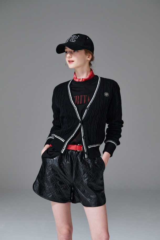 퀼티드 쇼츠는 여성 골프룩 또는 캐주얼 스타일 연출에 적합한 숏 기장의 바지입니다. 봄, 여름 시즌에 어울리는 얇은 두께감과 스포티한 무드를 더해주는 퀼팅 패턴이 특징입니다. 블랙 색상으로 어떤 상의와도 매치하기 용이하며, 레귤러 핏으로 편안한 착용감을 제공합니다. 폴리우레탄 소재로 제작되어 활동성을 높였으며, E밴드 허리 디자인으로 편안함을 더했습니다.
