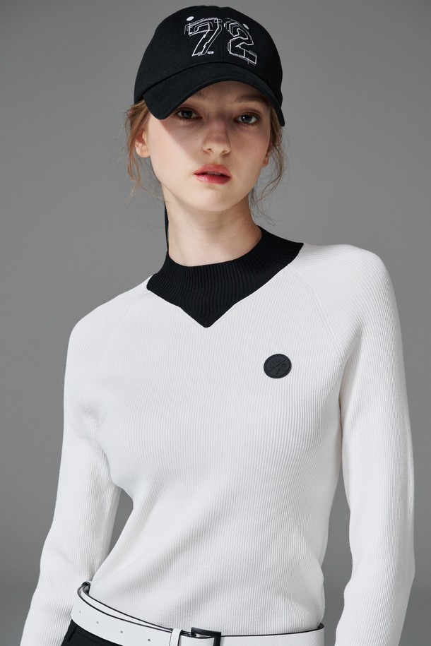 **컨트라스트 넥 니트**는 라운드넥 디자인에 슬림핏으로 여성스러운 실루엣을 연출하는 긴팔 니트입니다. 봄, 가을 시즌에 적합하며, 골프 및 일상복으로 활용 가능합니다. 비스코스/PBT 혼방 소재로 제작되어 부드러운 촉감을 선사하며, 골지 패턴과 네크라인과 소매 배색 디테일이 특징입니다. 화이트, 블랙 두 가지 색상으로 출시되어 클래식하면서도 미니멀한 스타일을 완성합니다.
